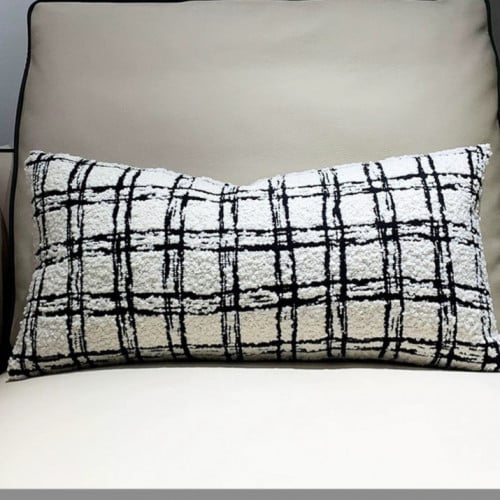كوشن مستطيل لون اسود وابيض