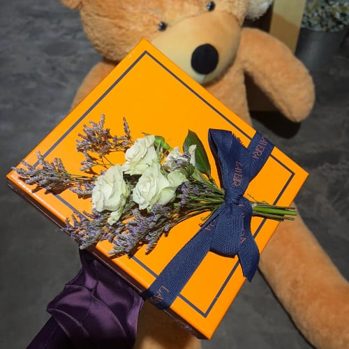 تشوكلت لاڤيرا مع ورد