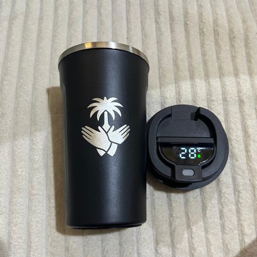 مق الولاء واليوم الوطني مع شاشة قياس لدرجة الحرارة