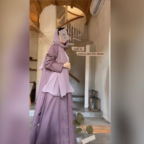 عباية لنن مزينة بسلاسل ذهبية