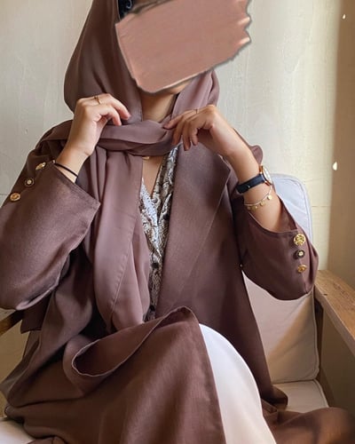 عباية لنن مزينة بسلاسل ذهبية