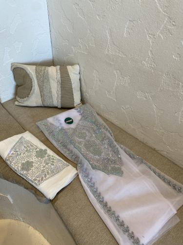 مخور بشت العيد من قطعتين حرير ملكي+بشت بدون تفصيل