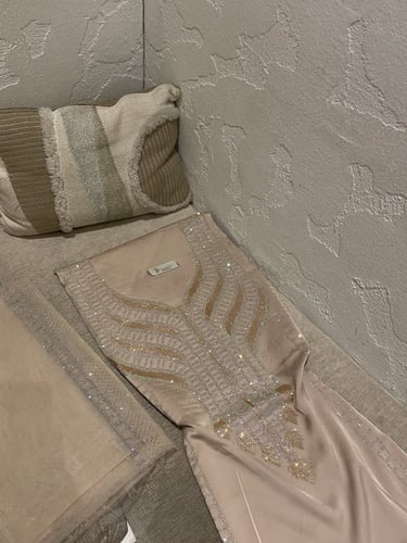 مخور بشت العيد من قطعتين حرير ملكي+بشت بدون تفصيل