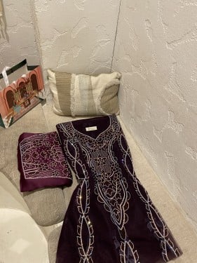 مخور بشت العيد من قطعتين حرير ملكي+بشت بدون تفصيل