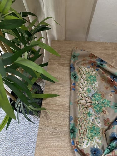 مخور+شيلة حرير اندونيسي مخرم بدون تفصيل