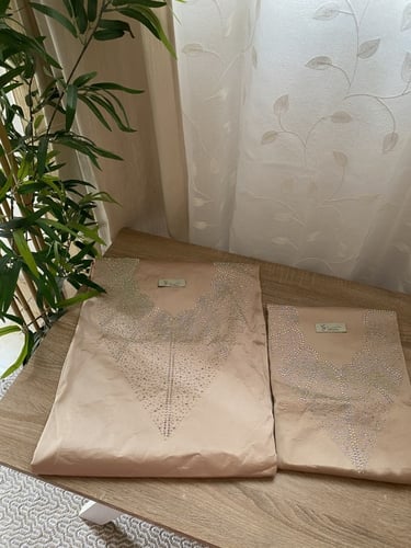 طقم الام وبنتها بدون تفصيل