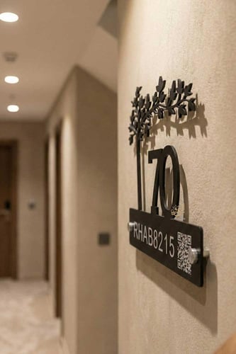 لوحة عنوان وطني أكريلك أسود بتصميم شجرة مودرن للفل...