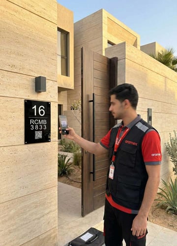 لوحة العنوان الوطني اكريلك اسود – تصميم مودرن للفل...