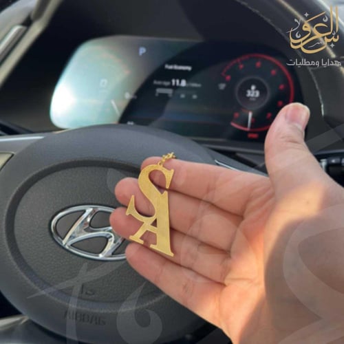 ميدالية مفاتيح بحرفين – رمز الأناقة والتقدير