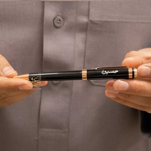 قلم رجالي أسود بتطعيم نحاسي محفور بالاسم العربي –...