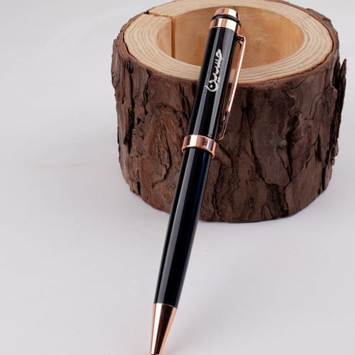 قلم رجالي أسود بتطعيم نحاسي محفور بالاسم العربي –...