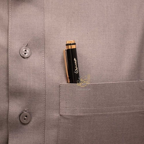 قلم رجالي أسود بتطعيم نحاسي محفور بالاسم العربي –...