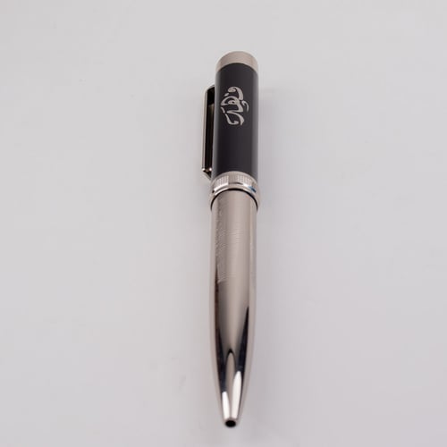 قلم رجالي فضي وأسود محفور بالاسم – نقش ليزر أنيق