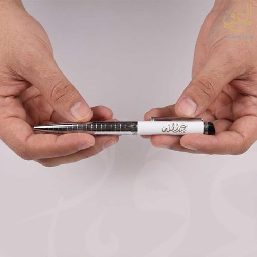 قلم رجالي فضي وأبيض محفور بالاسم العربي – تصميم أن...