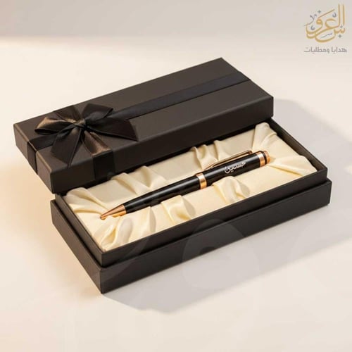 قلم رجالي أسود بتطعيم نحاسي محفور بالاسم العربي –...
