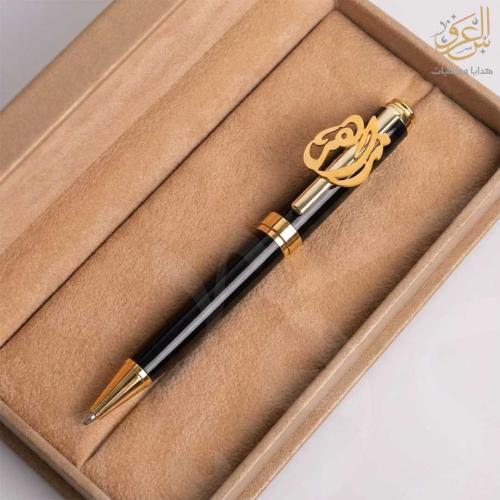 قلم رجالي أسود مطلي بالذهب مع اسم عربي بارز – تصمي...