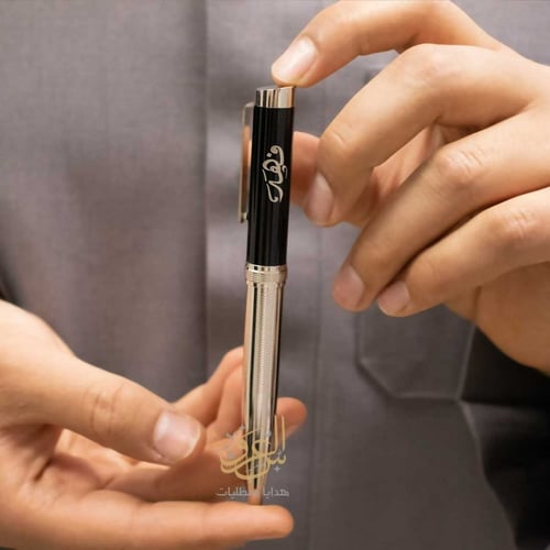 قلم رجالي فضي وأسود محفور بالاسم – نقش ليزر أنيق
