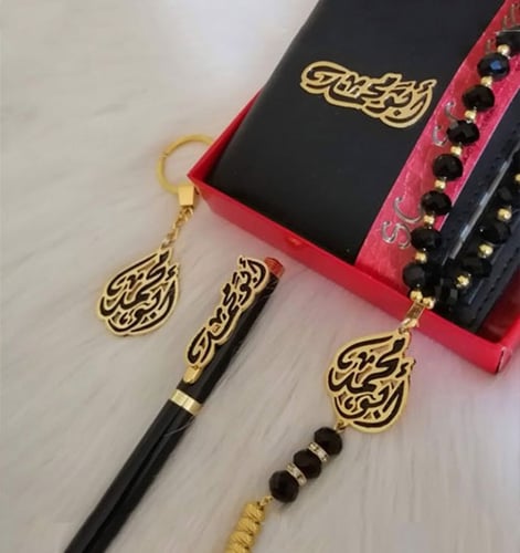 طقم رجالي بالاسم – نقش مبطّن مطلي