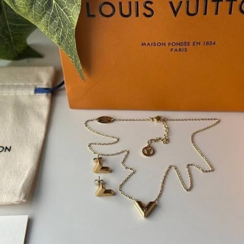 طقم لويس فيتون v سلسال وحلق