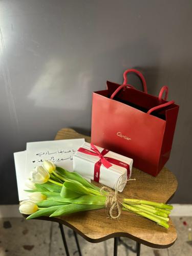 عطر كارتير باشا مع باقه ورد توليب بشريطه