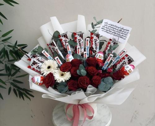 باقه كيندر مع الورد