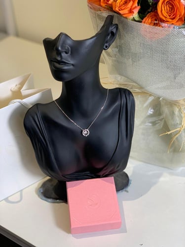 باقة ورد مع سلسال من سوارفسكي