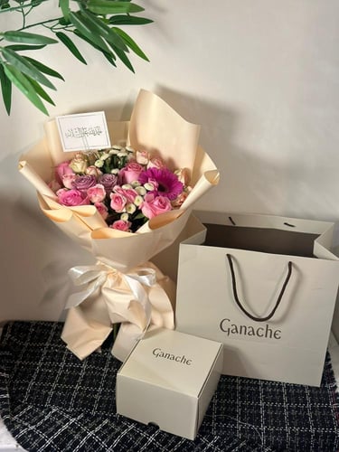 باقه ورد مع كيك توت جاناش