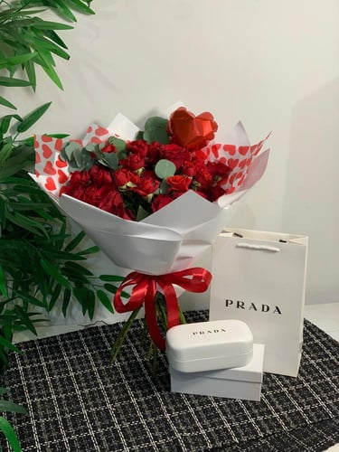 بوكيه مع نظارة مستوحاه من Prada