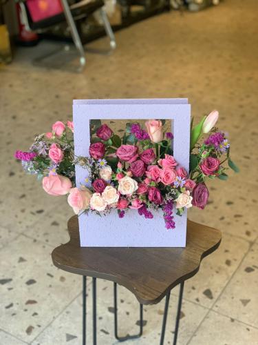 سله ورد انيقة بلون البنفسج