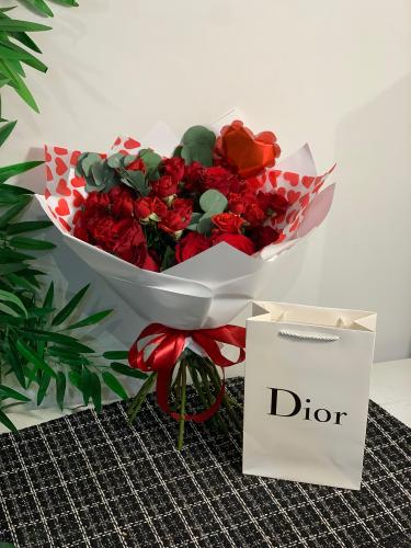 بوكيه مع نظارة مستوحاه من Dior