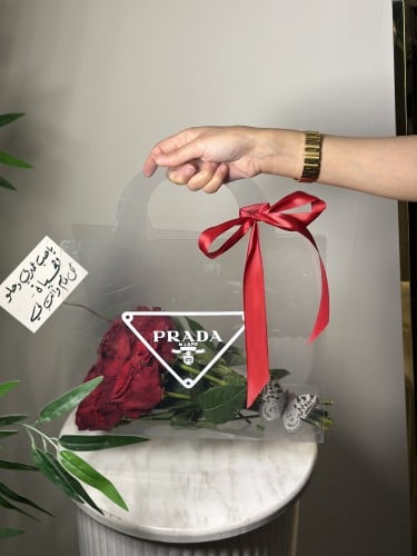 سلة الحب الشفافة بشعار برادا