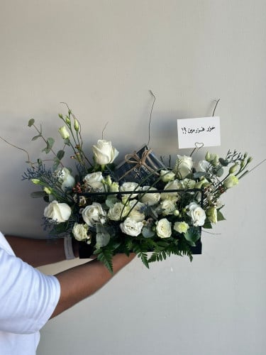 سله ورد مع عطر بلو شانيل الرجالي 50 مل