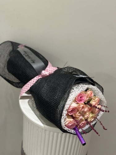 باقة ميلاد انيقة مع شمعة