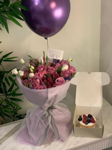 باقه ورد كيوته مع كيك قناش وبالون هيليوم