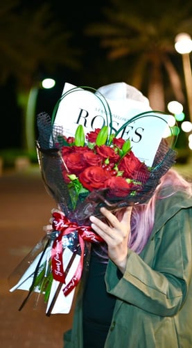 باقة حمراء بتنسيق على شكل قلب
