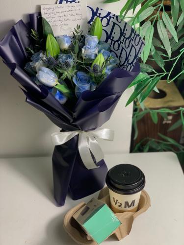 باقه زرقاء مع حلا وقهوه من هاف مليون