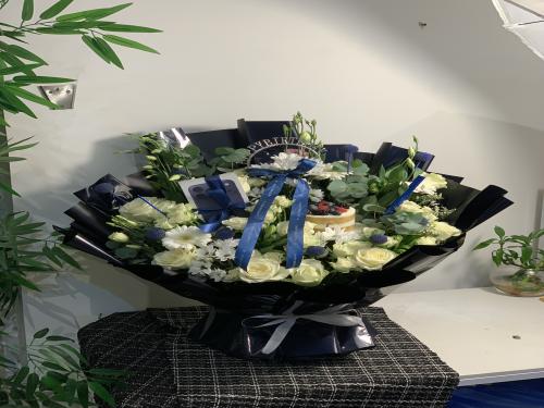 باقه كلها فخامه مع كيك جاناش