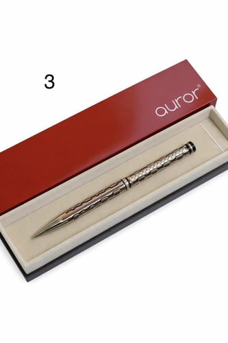 بوكيه ورد + قلم من براند ( Auror)