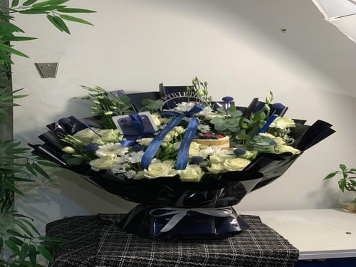 باقه كلها فخامه مع كيك جاناش