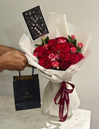 سلسال نسائي من زايروس مع باقة ورد