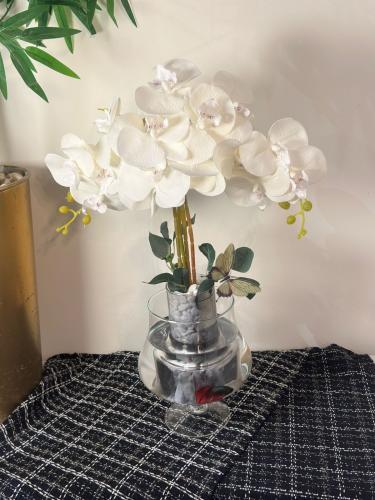 فازه سمك مع اوركيد صناعي