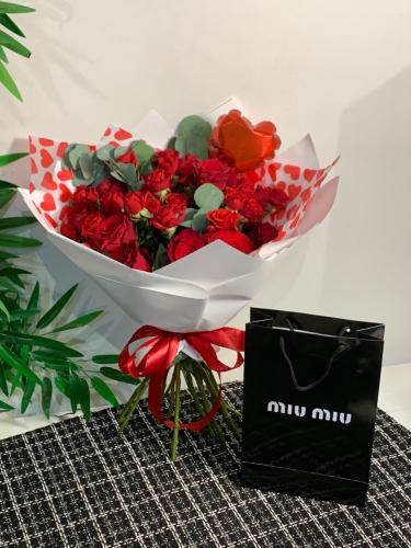 بوكيه مع نظارة مستوحاه من miu miu