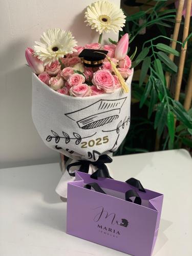 باقة ورد تخرج وخاتم الفضه ايميرالد من براند Maria