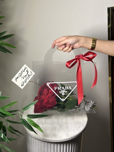 سلة الحب الشفافة بشعار برادا