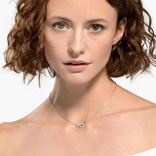 باقه ورد انيقة مع عقد انفنتي من سوارفسكي