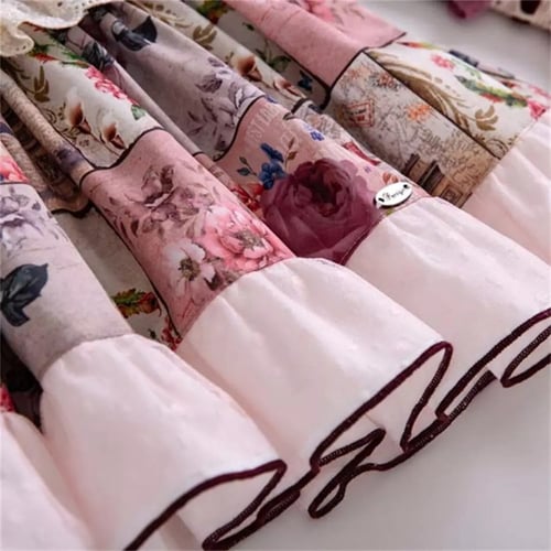 فستان مزين بالزهور بأكمام طويلة أنيقة