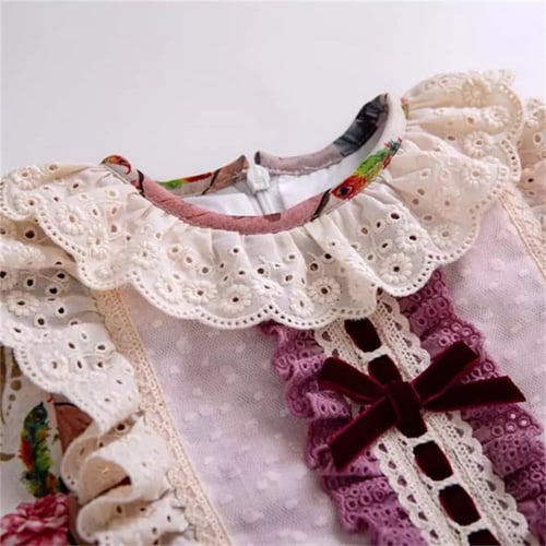 فستان مزين بالزهور بأكمام طويلة أنيقة