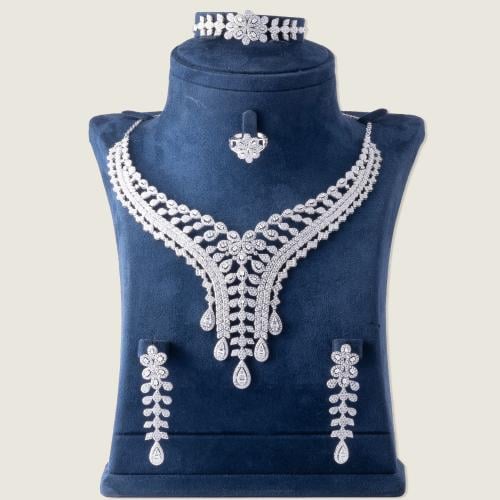 طقم ذهب أبيض عيار 18مرصع بالزركون