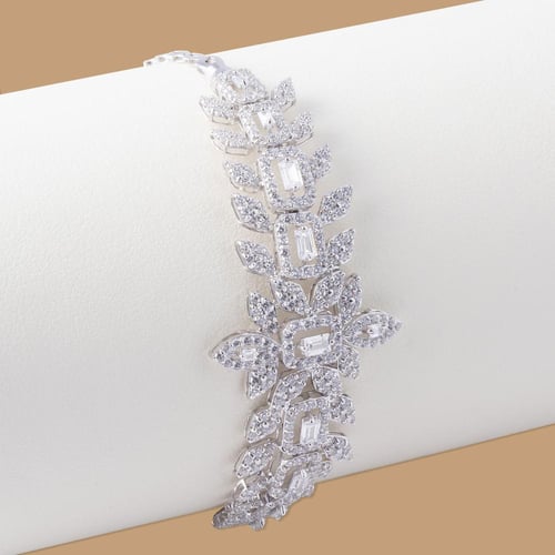 طقم ذهب أبيض عيار 18 بتصميم ورقة الشجر مرصع بالزرك...