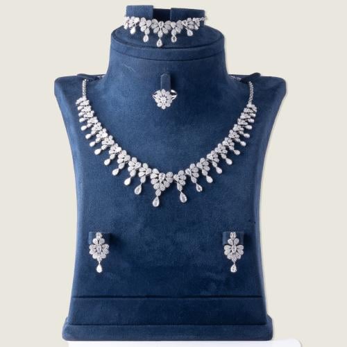 طقم ذهب أبيض عيار 18مرصع بالزركون بتصميم فاخر